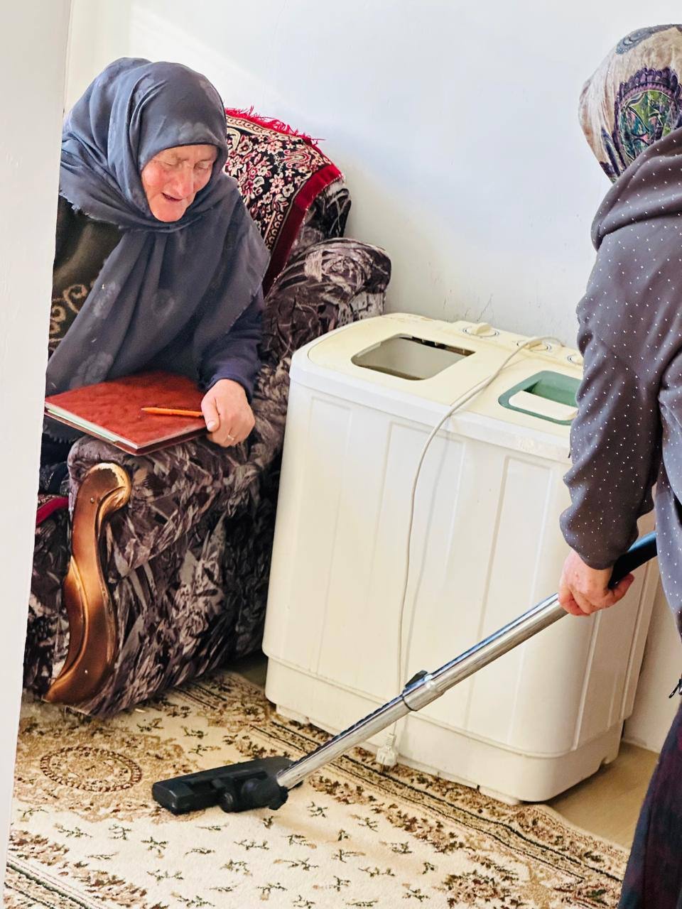 Социальный работник социального обслуживания на дому отделения № 2 селении Данух Алхузурова Патимат   посещает свою подопечную оказывает ей социальную услугу  согласно  утвержденному графику посещения